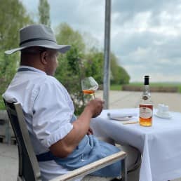 boutique restaurant bavette in Maasland in Midden-Delfland gast aan tafel op het terras met een glas wijn en uitzicht over de polder