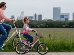 Zuidpolder Rotterdam Midden-Delfland moeder en kind op de fiets