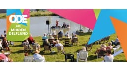 header van cultuurfestival ODE aan Midden-Delfland met logo en publiek dat zit te kijken naar een optreden van Marlies Ruijgrok op een drijvend vlot in een weiland in Midden-Delfland