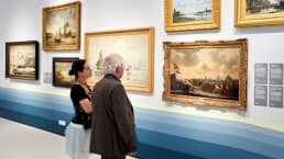 bezoekers in het Stedelijk Museum Schiedam voor de tentoonsteklling Levend Landschap met schilderijen en kunst o.a. over het landschap van Midden-Delfland