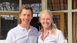 Robin van Vliet en Yvonne van Mil eigenaren van de Hooiberg staan voor hun koffiehuis in 't Woudt in Midden-Delfland