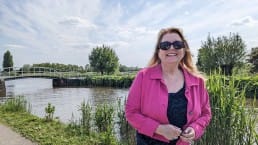 Ingrid van Bilsen fan van Midden-Delfland wandelt langs het Kwakelpad haar favoriete plek in Midden-Delfland op een zonnige dag langs de vaart
