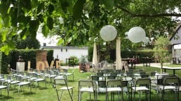 klapstoelen in de tuin van het Art Centre Delft als trouwlocatie in Midden-Delfland