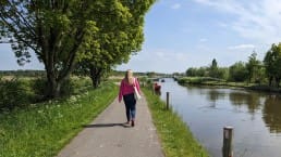Ingrid van Bilsen fan van Midden-Delfland wandelt langs het Kwakelpad haar favoriete plek in Midden-Delfland op een zonnige dag langs de vaart