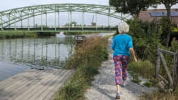 Annet Zwinkels lopend langs de Vlaardingervaart in Midden-Delfland op een zonnige dag zomer 2023