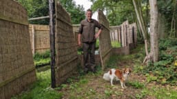 Kooiker Gerard van Winden in de eendenkooi Schipluiden in Midden-Delfland met hondje Duckie