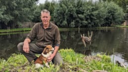 Kooiker Gerard van Winden in de eendenkooi Schipluiden in Midden-Delfland bij de eendenplas met hondje Duckie