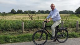 Bart de Leede op de fiets op de grens van Vlaardingen Holy en Midden-Delfland