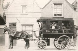 foto: De omnibus van S. Zwaard tussen Delft en Maassluis, ca. 1900.