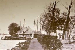 foto: Het insteekhaventje/de aanlegplaats van het overzetveer nabij het rechthuis van Zouteveen, ca. 1915.