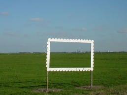 wit fotoframe op palen in een weiland in Midden-Delfland