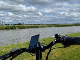 verhuur e-bike fiets in de natuur polder van midden-delfland langs de waterkant