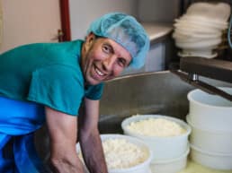 Kaasmaker John van Winden van Kaas- en zuivelboerderij van Winden in Midden-Delfland tijdens het kaasmaakproces op hun boerderij maker streekproduct zuivel