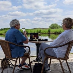 twee dames lunchen op het terras van 't Jachthuis aan het water van de Foppenplas in Midden-Delfland zomer zonnige dames