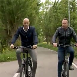 Josis Linssen en Johan Overdevest fietsen en varen door Midden-Delfland in een uitzending van Omroep Max