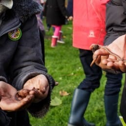 belevenisboerderij natuurmonumenten boswachter activiteit kinderen bodembeestjes wormen in handen