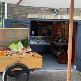 bakfiets met streekproducten uit Midden-Delfland voor de deur van farmshop Bavette in Midden-Delfland makers