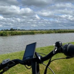 verhuur e-bike fiets in de natuur polder van midden-delfland langs de waterkant