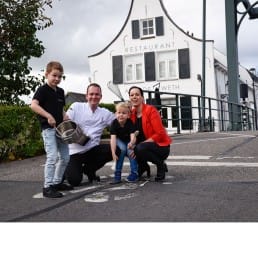 Chefkok Joris Peters met gezin voor het pand van sterrenrestaurant Aan de Zweth in Midden-Delfland