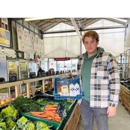 Fred Mattern in de winkel van BoereGoed met streekproducten uit de regio Midden-Delfland