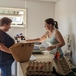 Mieke Diependaal in de winkel van Boerin in Midden-Delfland voor het kopen van streekproduct kaas